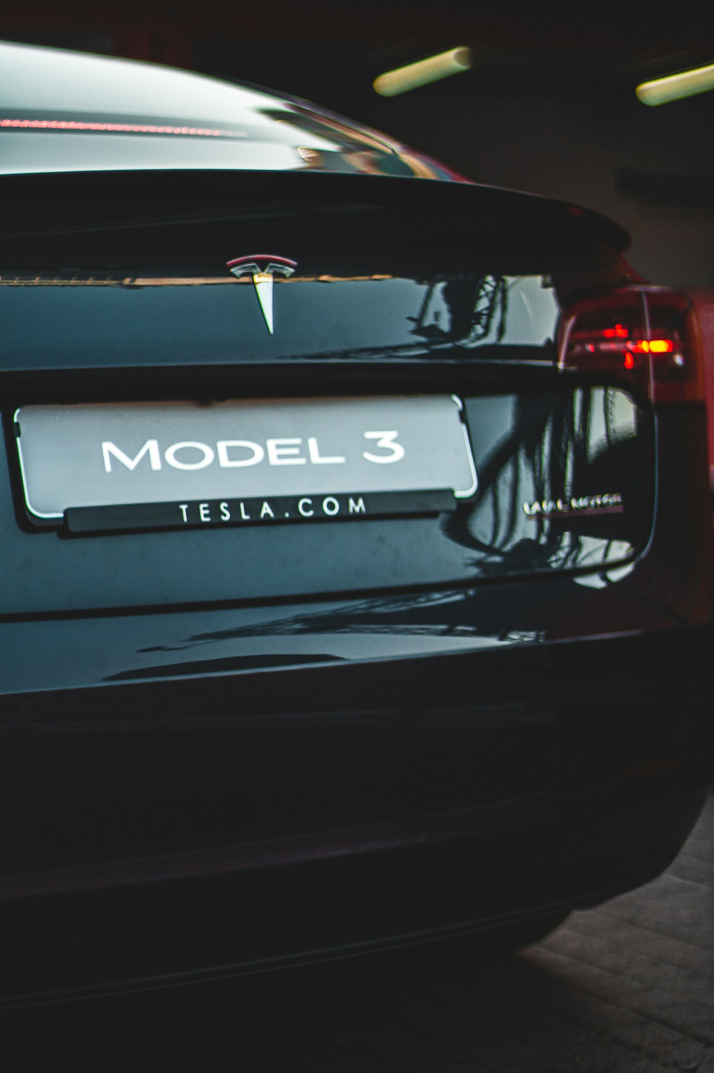 Detalle trasero de un Tesla Model 3 negro